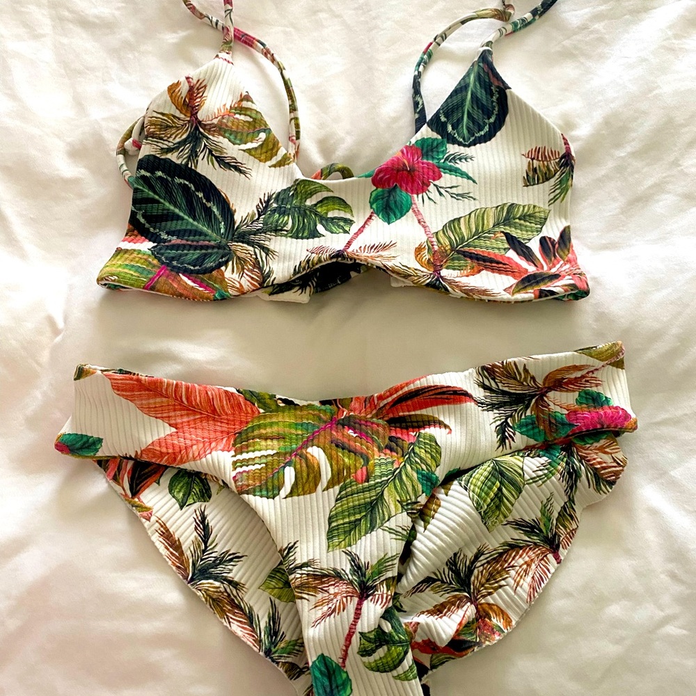 Boys and arrows floral bikini bottom is a size xs and top is size small
